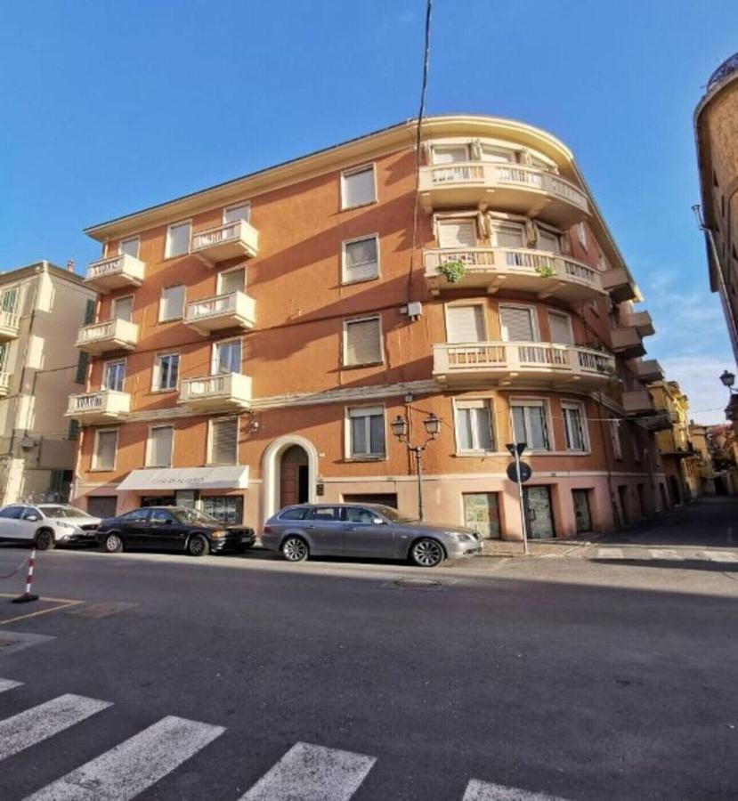 Ridi Che Ti Passa, Stanza In Con Bagno Privato Alassio